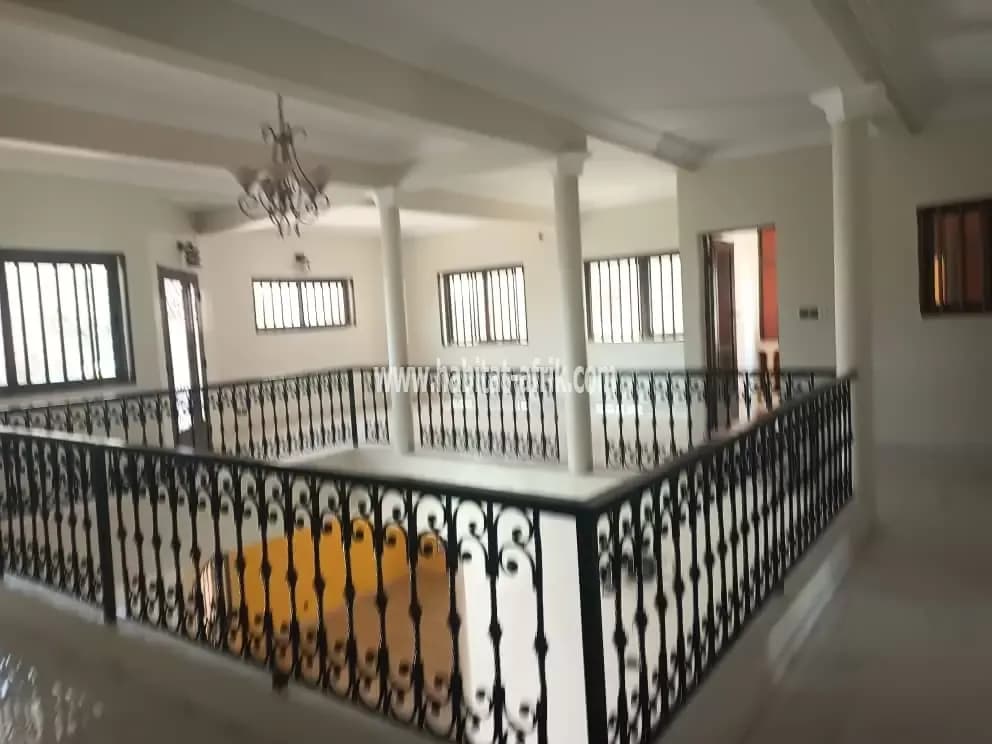 Je mets en location une villa duplex de 5 chambre salon autonome a Agoé lycée lome togo
