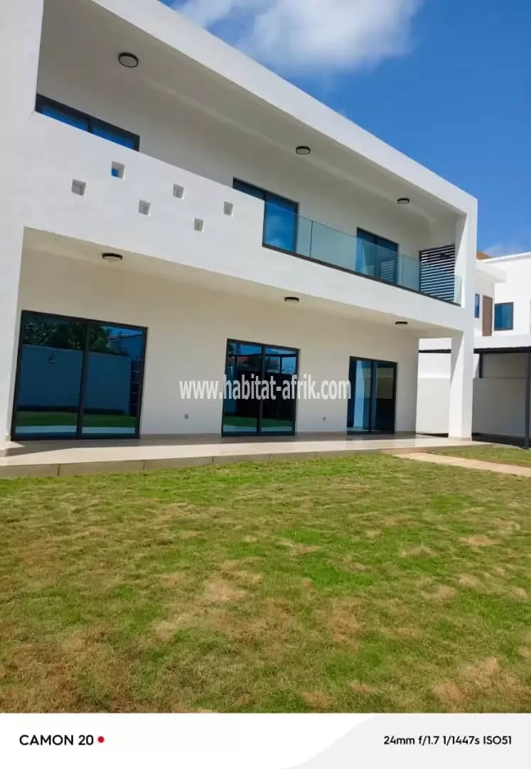 VILLA R+2 DE 07PIÈCES À VENDRE À COTONOU AKPAKPA CEN-SAD