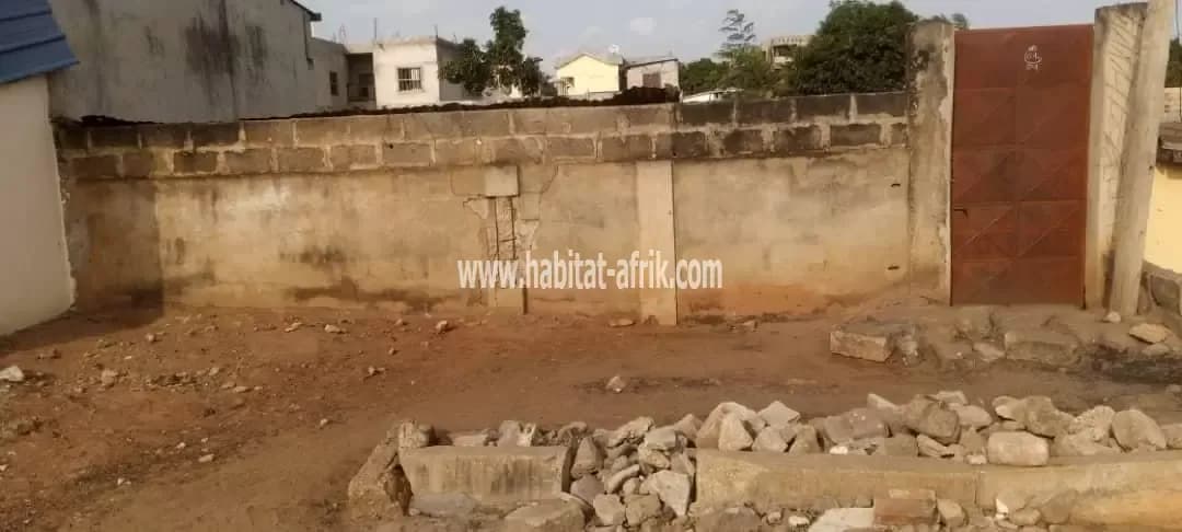 Je mets en vente une parcelle de terrain presque demi lot a novissi Hedzranawoe 250m du goudron lome togo