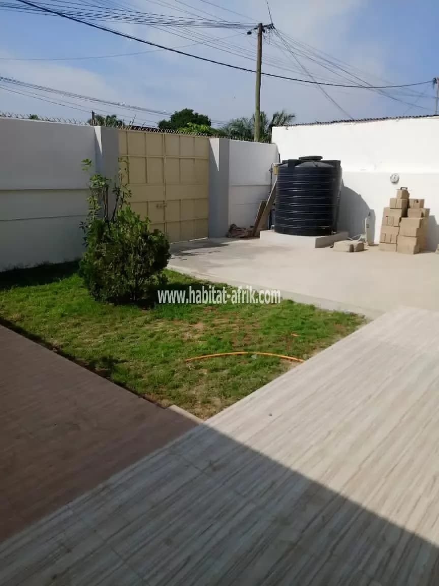 Location villa duplex 04 chambres 02 salon jardin espace situé a tokoin soted lome togo