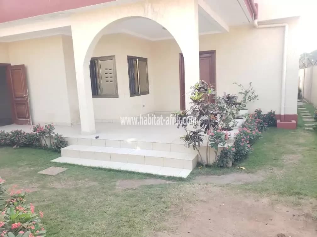 Je mets en location une maison de 4 chambres salon à DJIDJOLE non loin de l’agence Togocom Lomé togo
