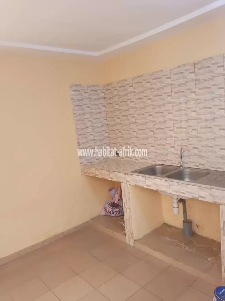 Nous mettons en vente une villa construite sur un lot (600m²) 2 chambres autonomes salon située à adetikope Lome Togo