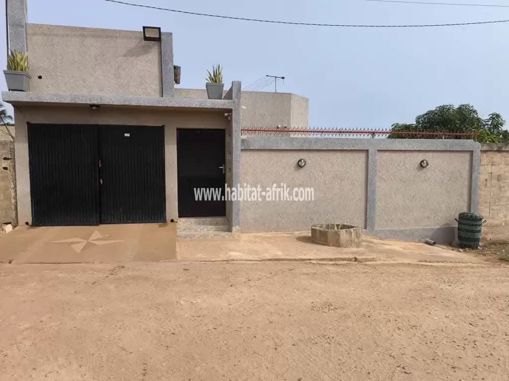 Villa a vendre trois (3) chambres salon et deux dépendances avec jardinier situé à Agoè legbassito précisément ahonkpé lome togo
