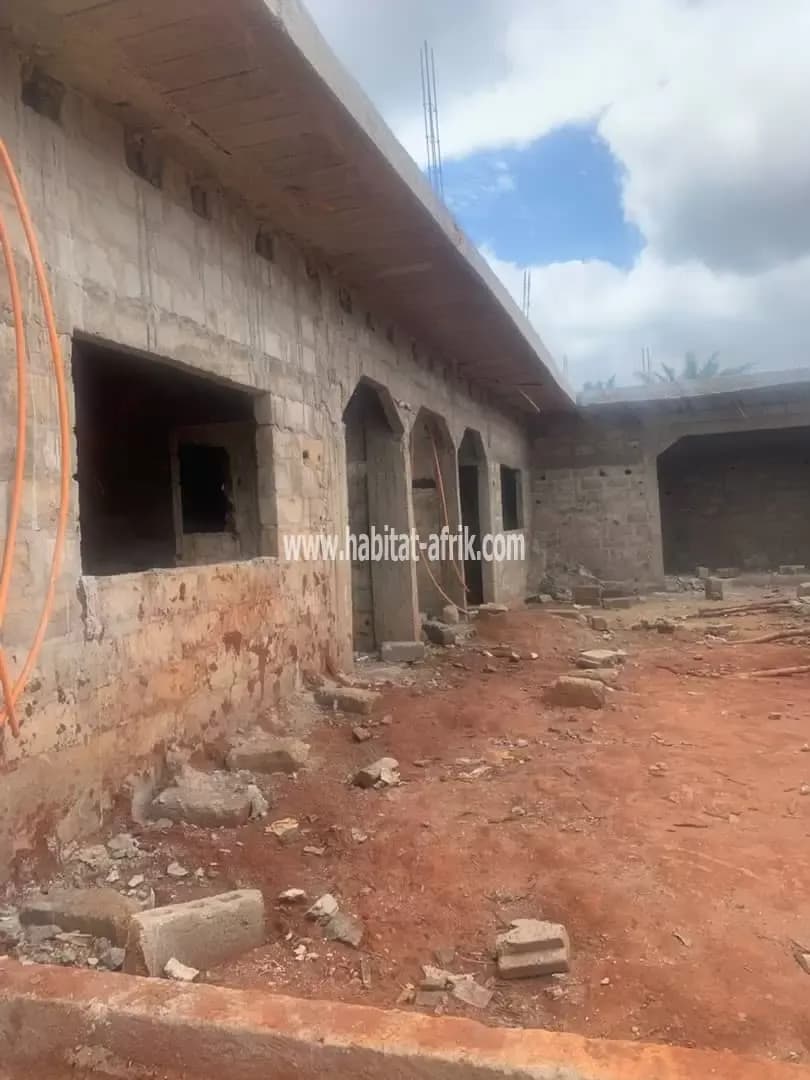 Maison inachevée a vendre construite sur 300 metres carrés situé a afiadegnigba sanguera lome togo