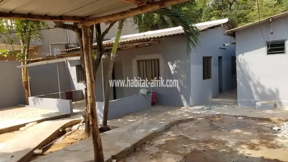 Je mets en vente une villa de 2 chambres salon et 2 dépendances sur une parcelle de demi lot pres de la TDE AGOE CACAVELI Lome Togo