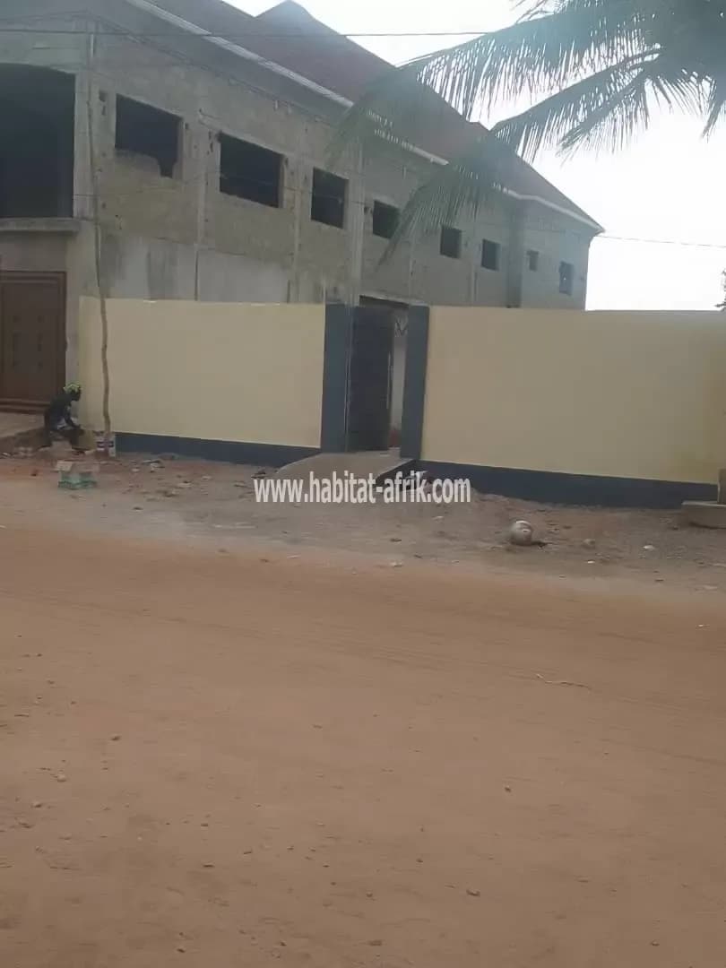 Je mets en vente une petite maison sur demi lot avec 3 pièce simple situé a adidogome saglome togo