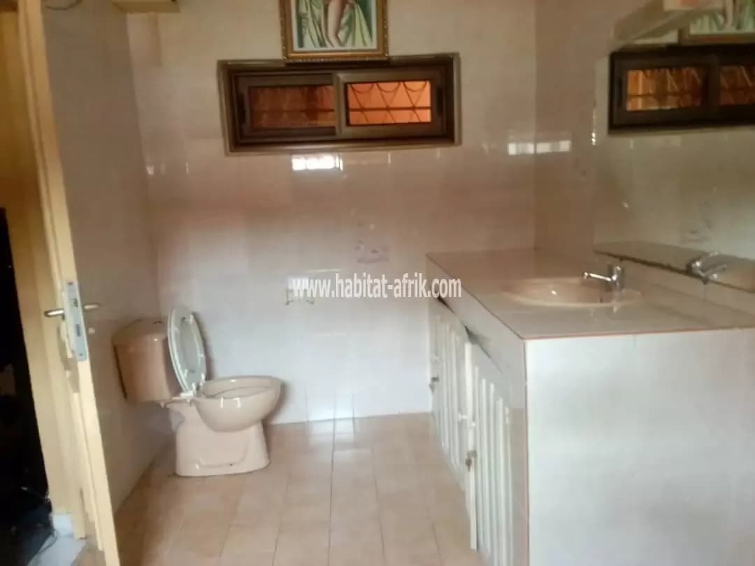 Je mets en location une maison de 3 chambres dans la caisse résidence du benin lom