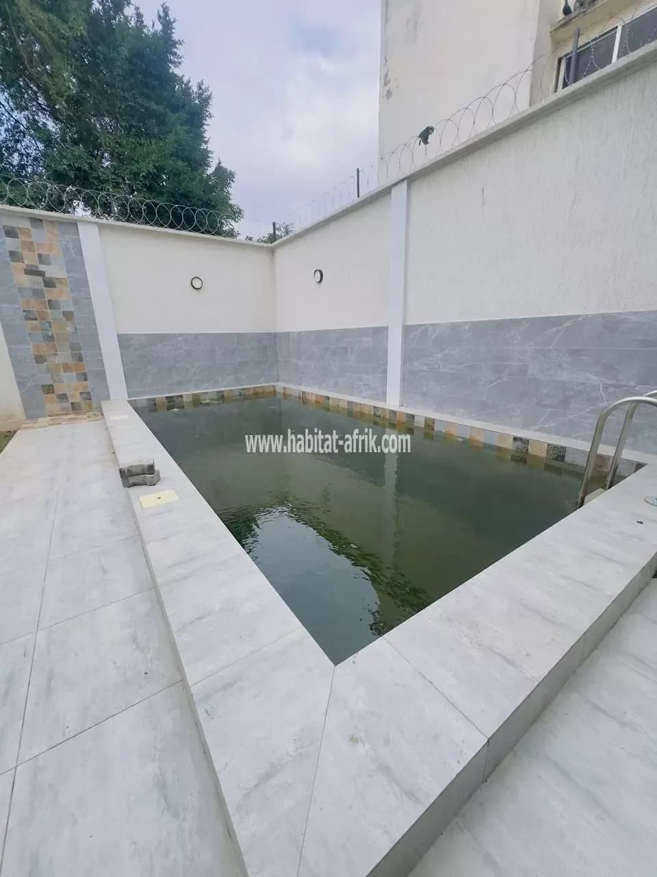 Nous mettons en vente une villa duplex jumelles composée de cinq (05) chambres salon avec piscine ou sans piscine situé au cœur de la ville Lome togo