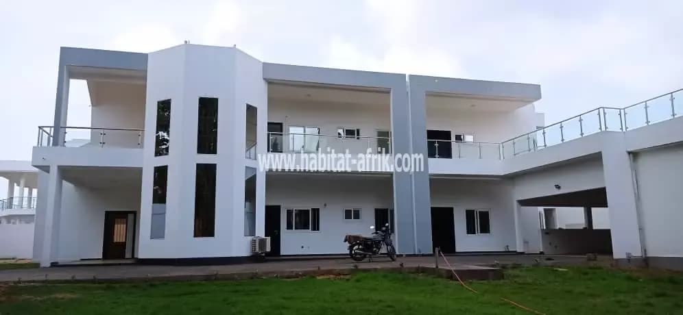 JE METS EN VENTE UNE MAISON DUPLEX SUR 3 LOTS ET DEMI A NOVISSI 7 CHAMBRES JARDIN ET PISCINE LO