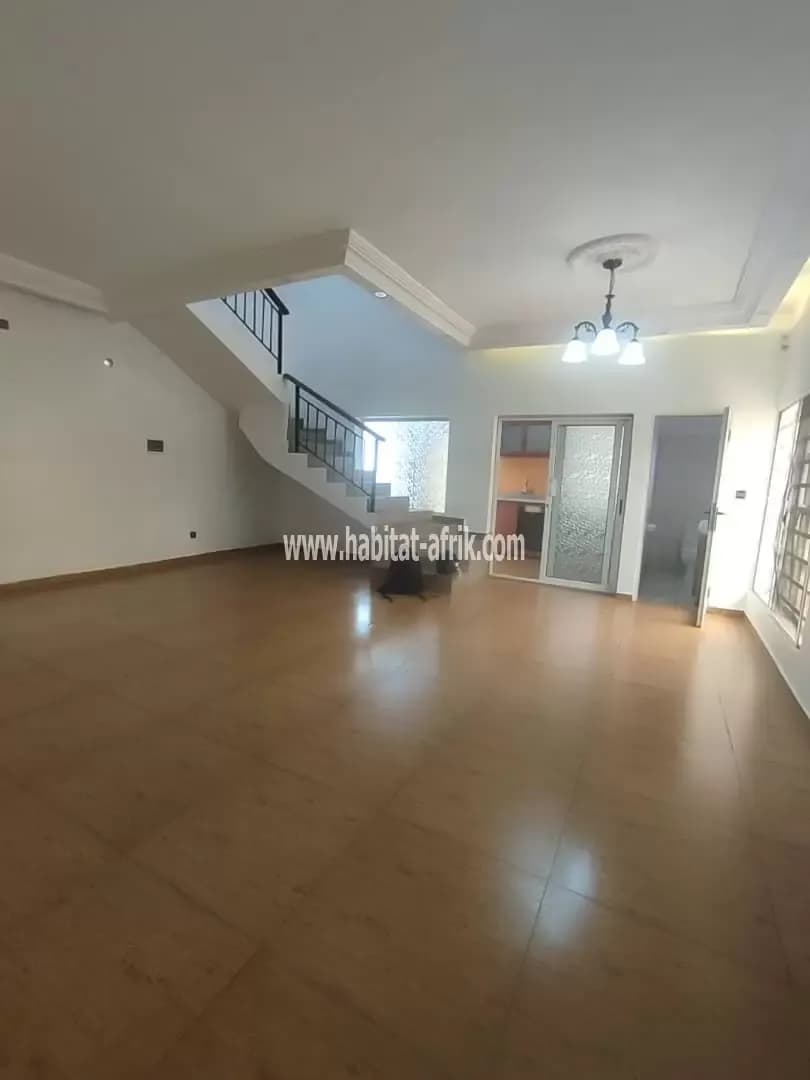 Je mets en location une villa duplex avec jardin de 3 chambres une dépendance situé a baguida marcelo beach lome togo