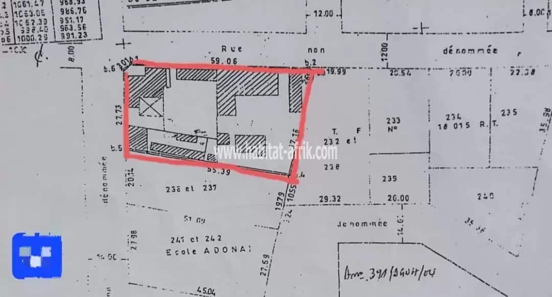 Je mets en vente une parcelle de terrain clôturé quatre (4) lots colles soit (2400m2) à agoe nyive non loin de la brasserie lome togo