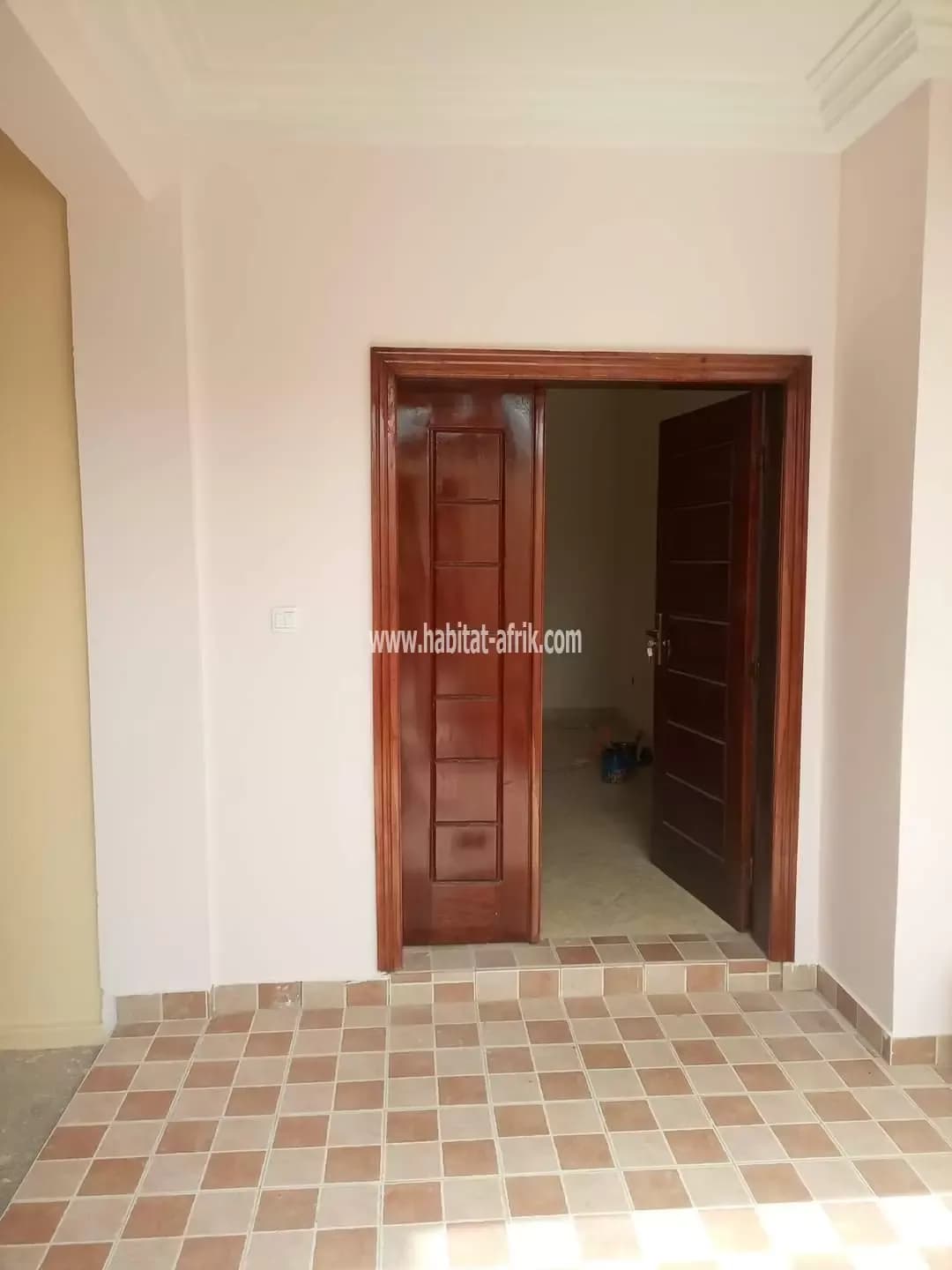 Je mets en location une villa duplex non meublée de 4 chambres salon toutes autonomes avec placard à adidogome derrière la cité mokpokpo LOME togo