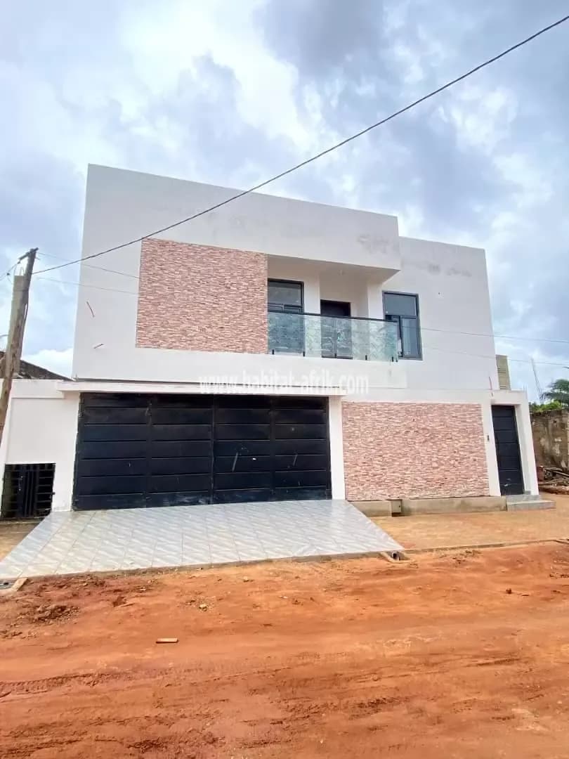 Nous mettons en vente une villa duplex de 4 chambres salon avec piscine construite sur demi lot située a agoe Cacaveli lome Togo