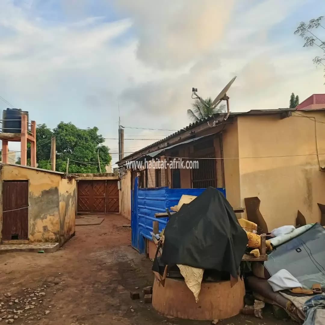 Je mets en vente une maison sur demi lot a l’entreprise de l’union station d’essence zener deux (2) chambres salon lome togo