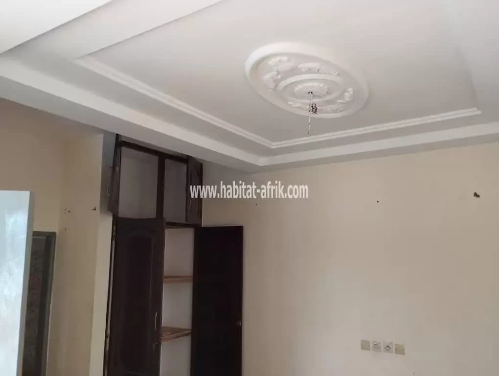 Un appartement pas comme les autres, une pièce wc douche et cuisine avec un espace paillote située agoe logope Lomé Togo