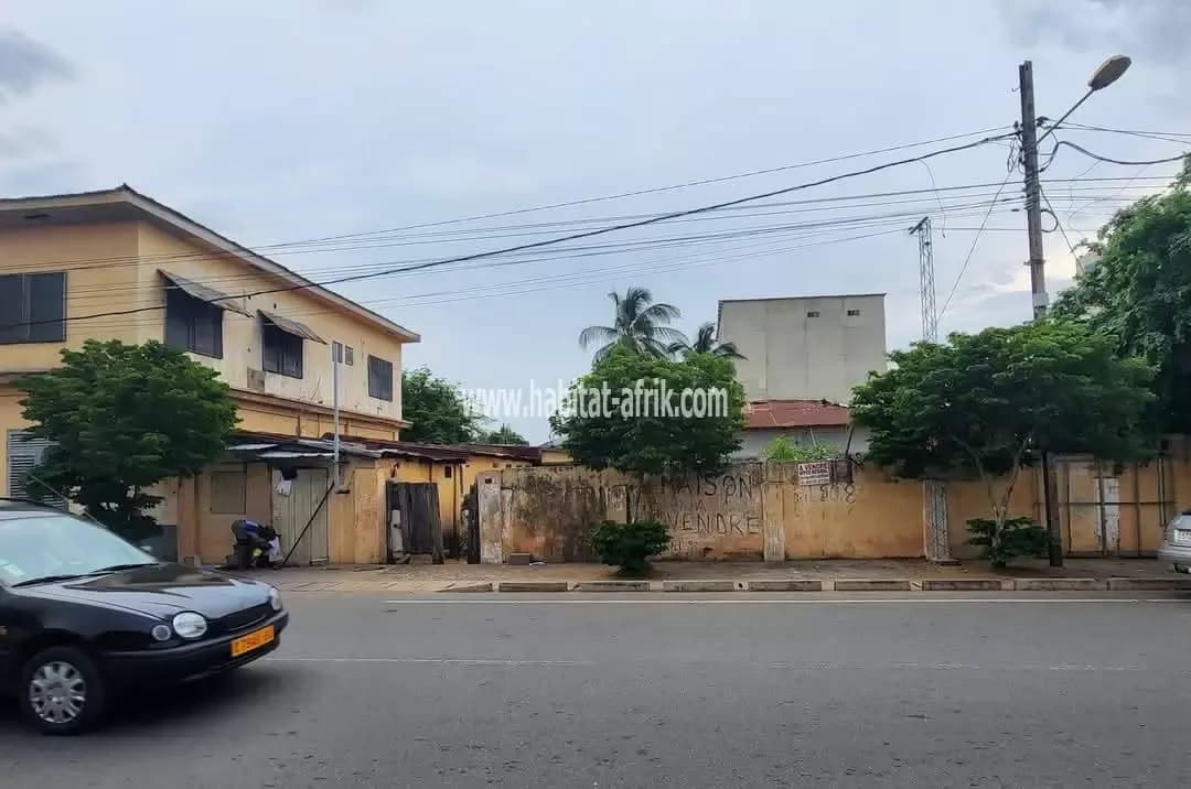 Je mets en vente une parcelle de terrain un lot 600m2 au centre ville en face de l’état civil lome togo