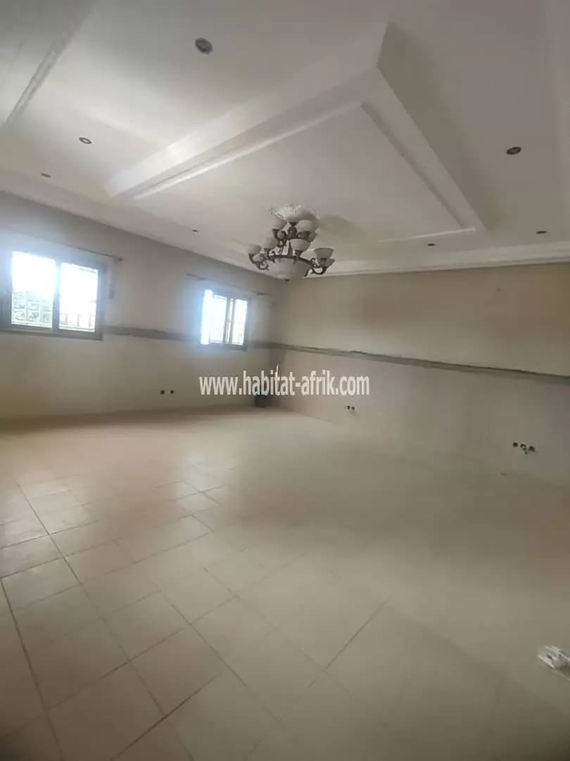Je mets en vente une villa duplex de 7 chambres sur demi lots a kegue au bord du goudron lome togo