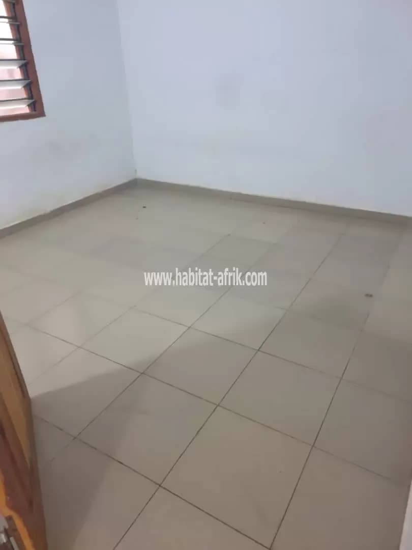 Je mets en location un appartement de chambre salon douche wc cuisine et possibilité de garé un véhicule situé derrière fucec atikoume lome togo