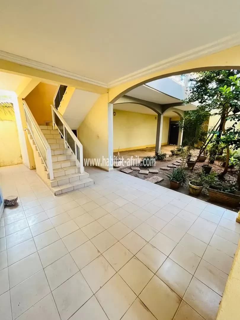 Location villa 4 chambres, 2 salon, 04 dépendances, à tokoin forever lome togo