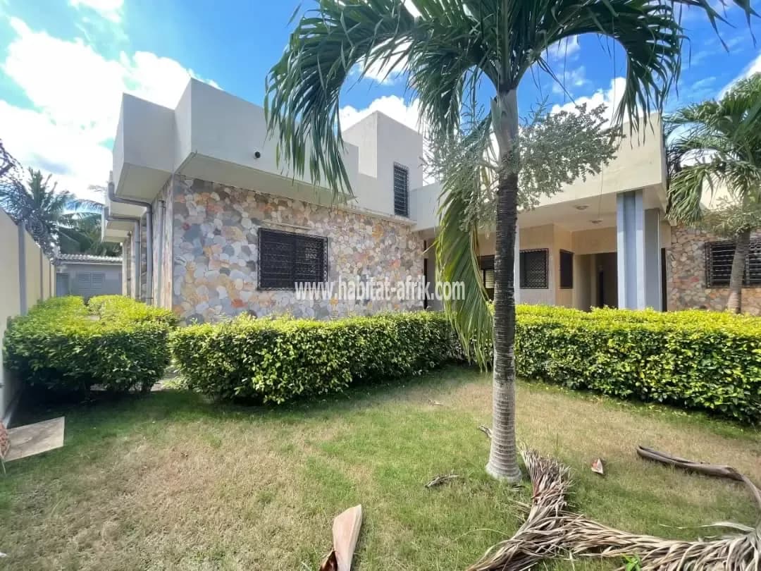 Je mets en location une villa de 04 chambres et 03 dépendances a djidjole pharmacie lome togo jardin