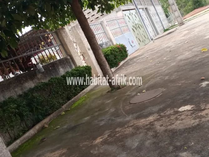 Villa à vendre  Nous mettons en vente à OUEDO dans les logements sociaux une villa de 03 chambre salon très chic. ??Salon Staffée ?? Chambre principale avec sa douche et placard ??Jardin ?? Chaque chambre dotée de placard ?? Espace disponible à l'arrière