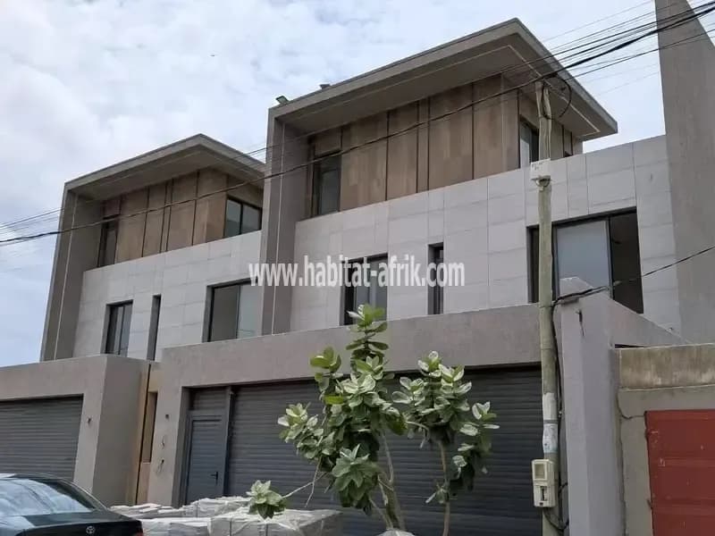 VILLA DUPLEX AVEC PISCINE