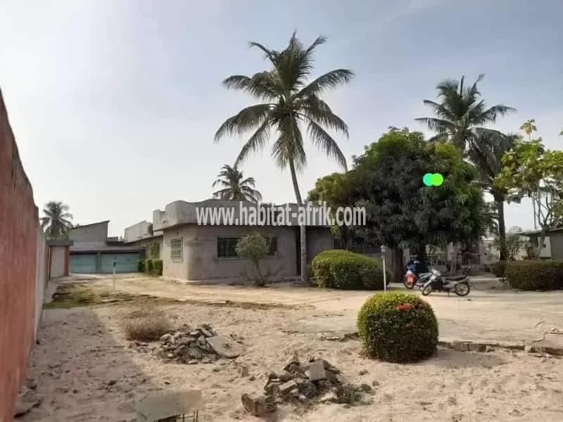 Domaine de 2090m² comportant une grande villa dallée à vendre à godomey FIGNONHOU 2