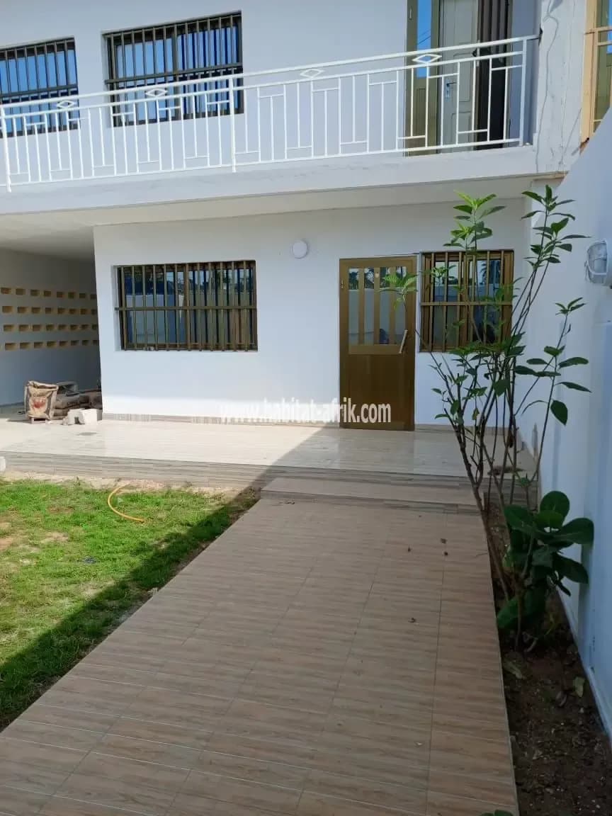 Je mets en location une villa duplex de 4 chambres 2 salon a tokoin soted lome togo