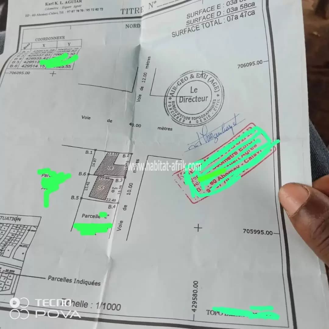 DEUX PARCELLES ENSEMBLES ANGLE DE RUE AU BORD DU GOUDRON À COTONOU KINDONOU BÉNIN MARCHÉ