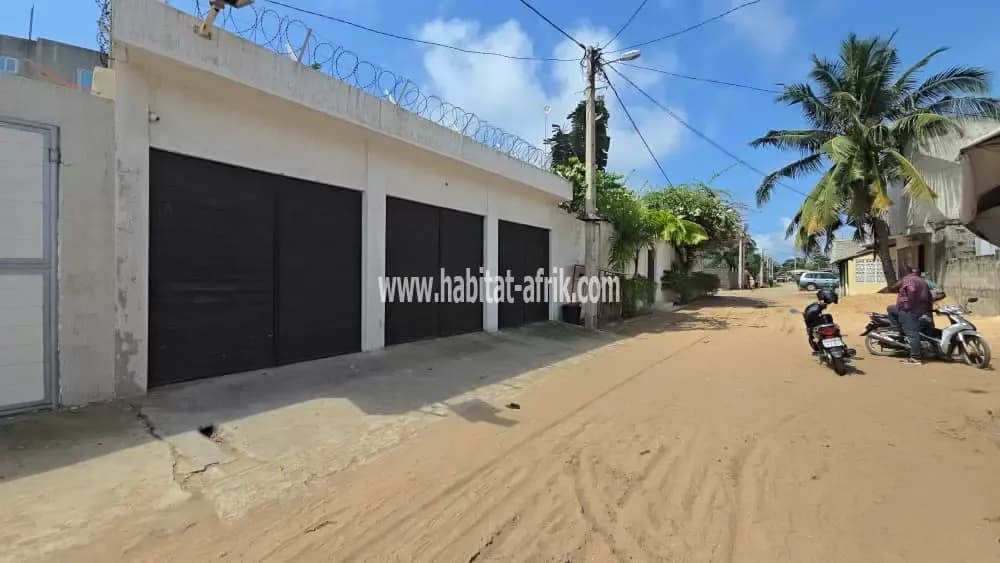 COQUETTE VILLA DE 03CHAMBRES SALON AVEC PISCINE ET JARDIN À VENDRE À COTONOU FIDJROSSÈ PLAGE