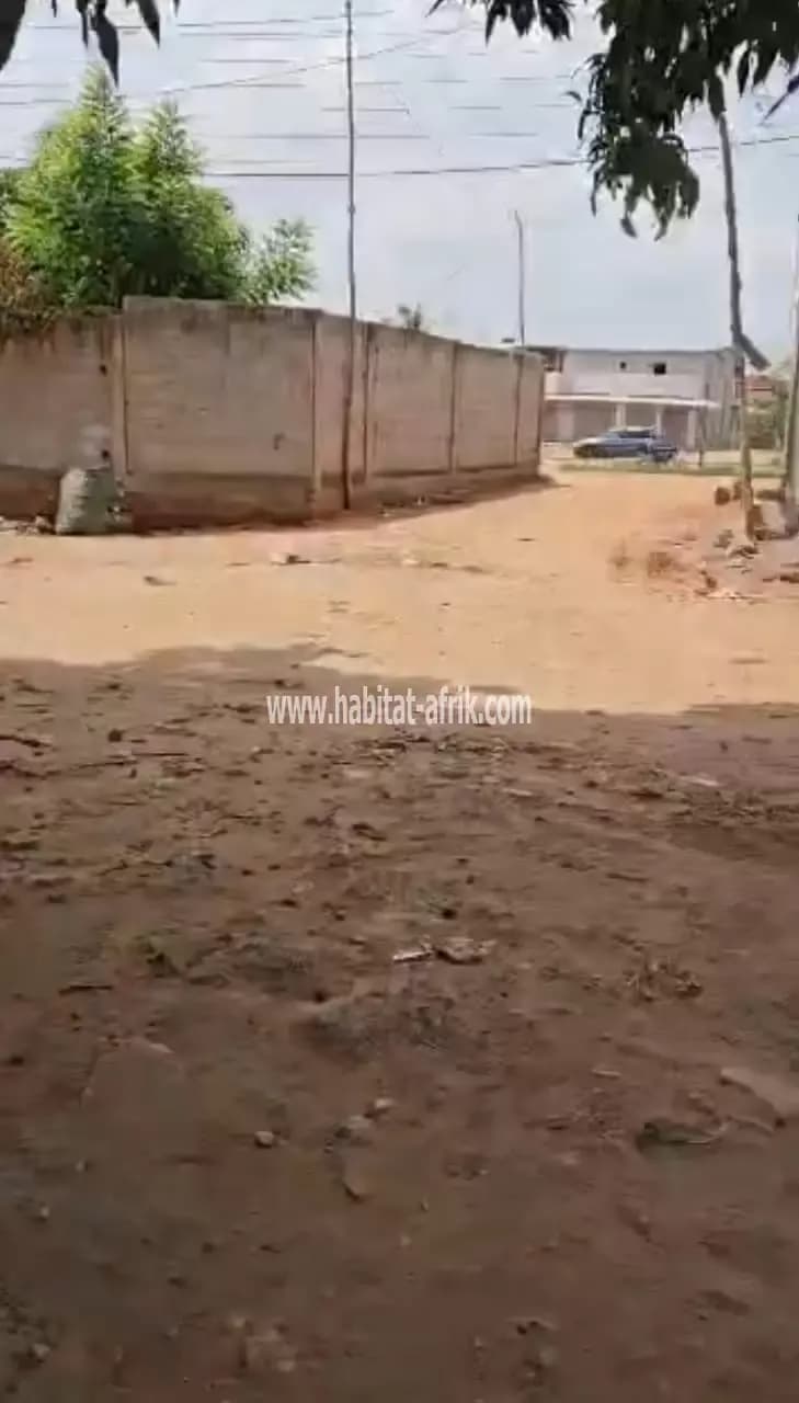 Nous mettons en vente une parcelle de terrain 01 lot avec titre foncier situé à 30m du goudron agoe sogbossito lome togo