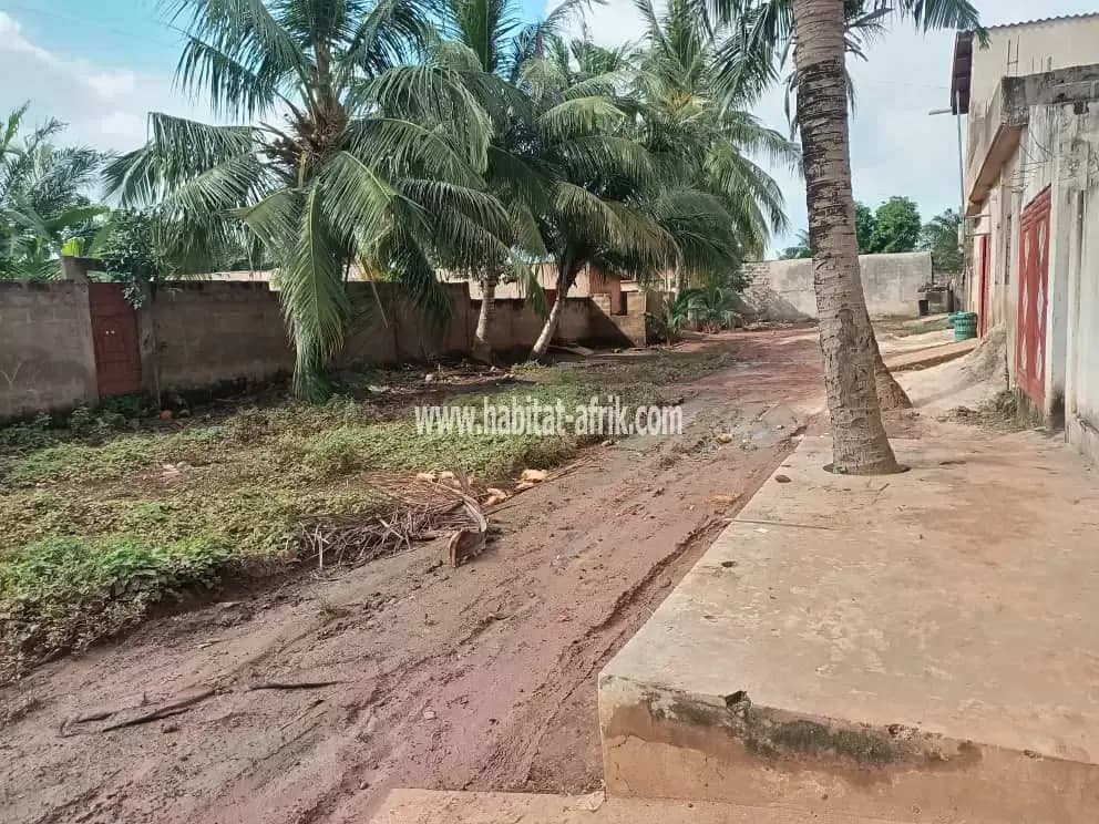 JE METS EN VENTE UNE MAISON SUR UN QUART DE LOT A ADIDOGOME IPG RAIL LOME