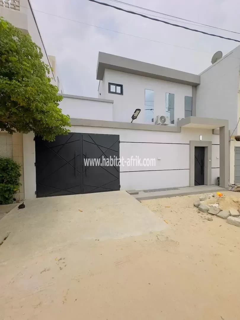 Une splendide villa duplex nouvellement construite sur 200m² jamais habitée sise dans la cité de BAGUIDA lome togo