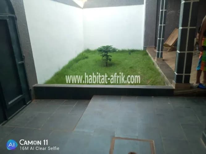 Appartement meublé cour unique de 2 chsl avec jardin 250 mille