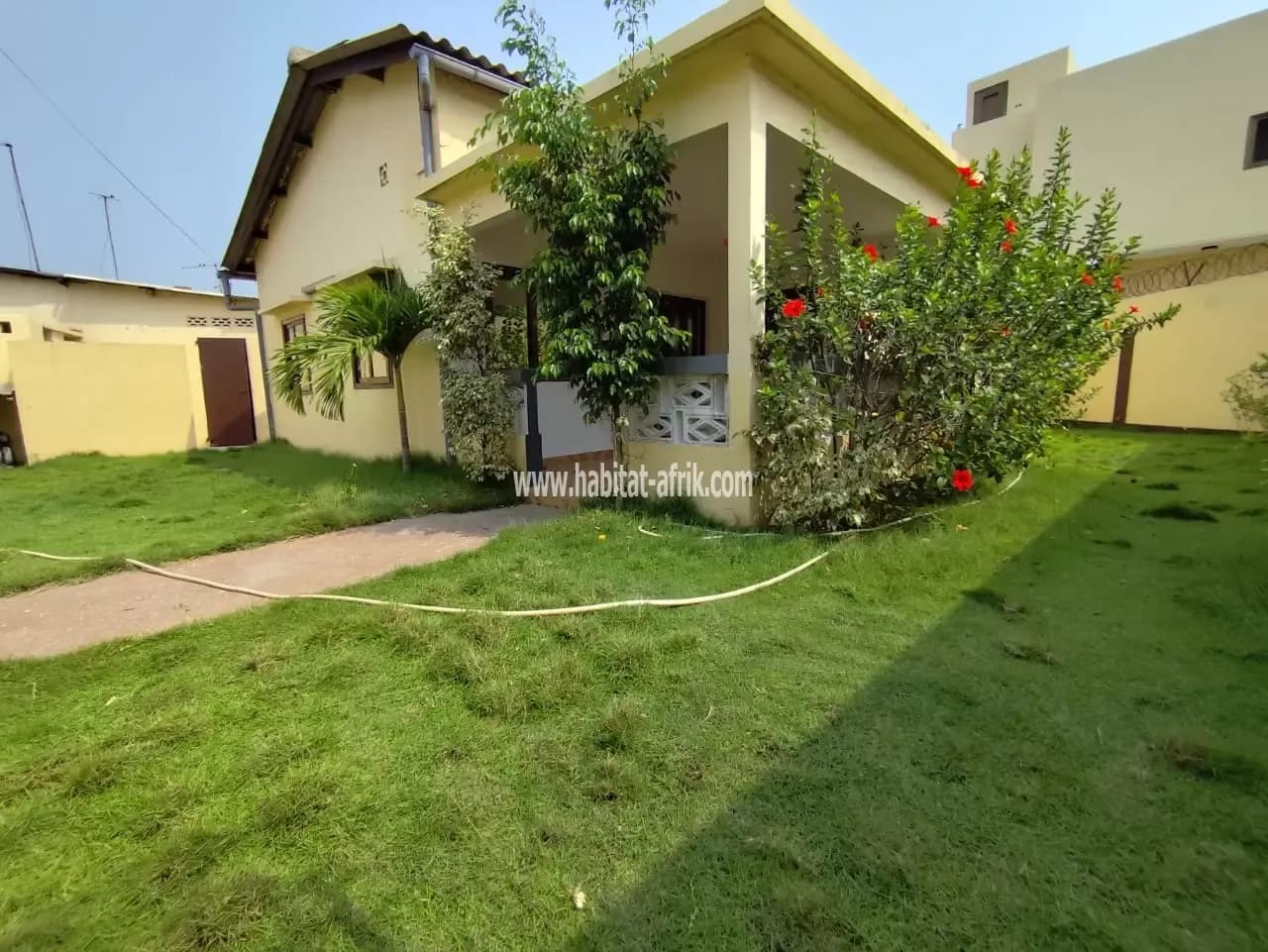 Je mets en location une villa de 3 chambres salon une dépendance jardin a nyekonakpoe style tahiti lome togo
