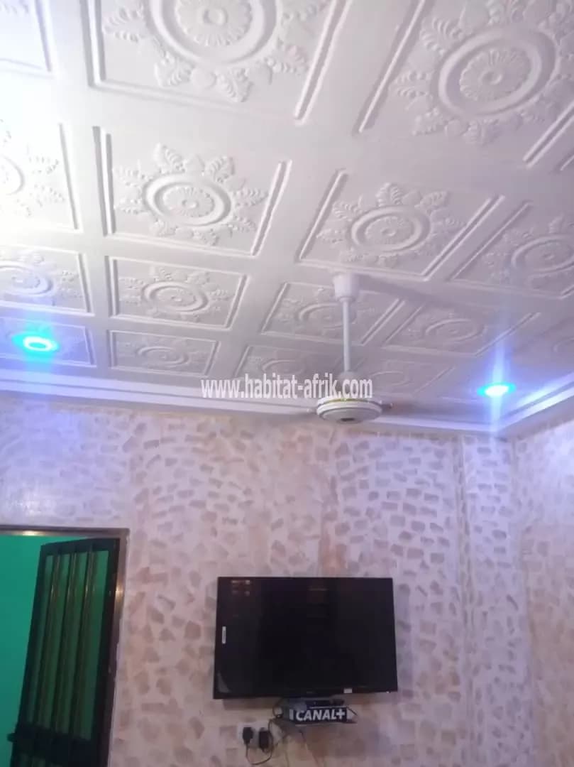 LOCATION Appartement Chambre Salon WC douche cuisine interne à l'étage à 100 mètres du goudron Agoè Cacaveli formatec Lomé-Togo