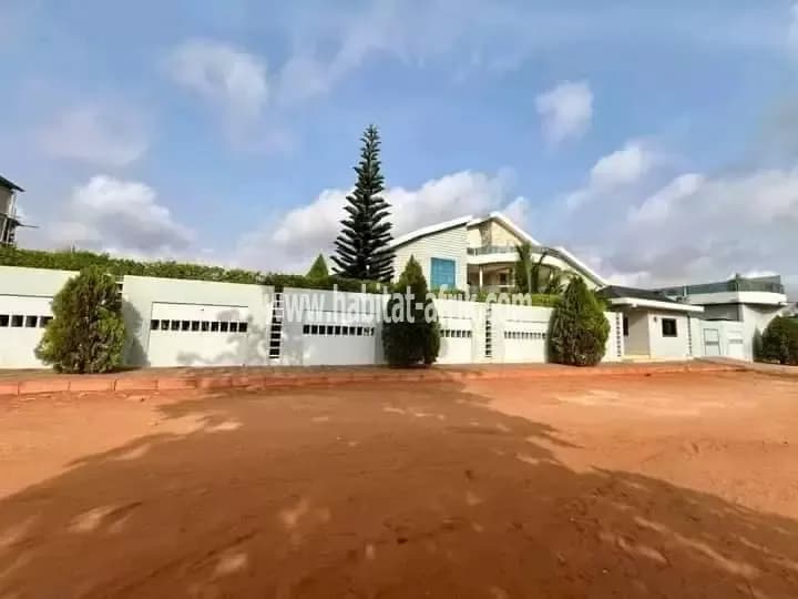 LUXUEUSE VILLA R+2