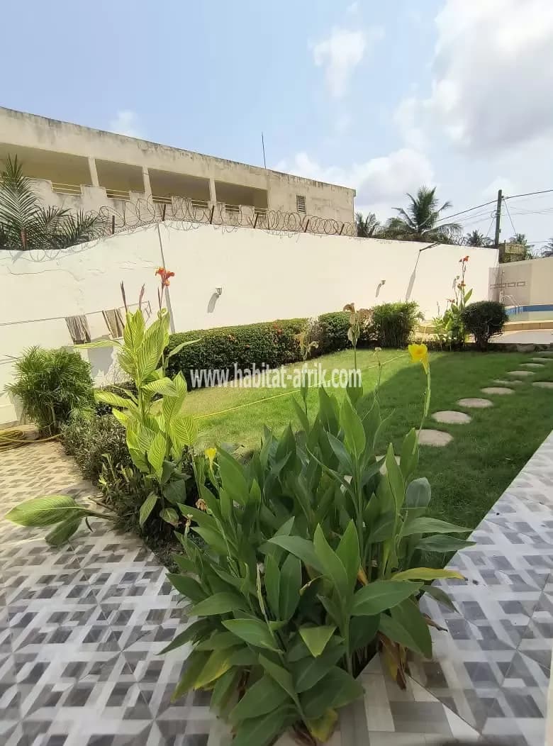Location villa meublée avec piscine et jardin composé de 5 chambres salon a avenou lome togo