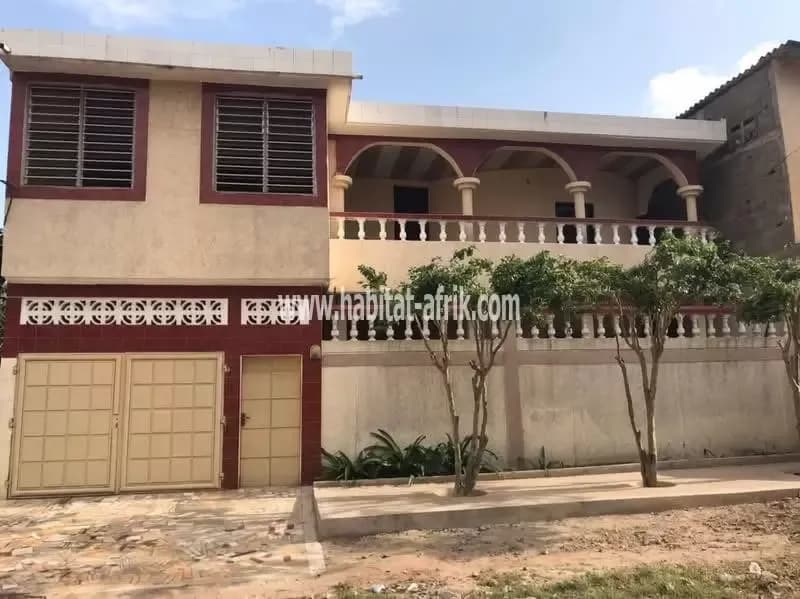 Une villa a etage mise en location 06 chambres 02 salon 02 cuisine une petite place de fete garage de 2 voitures situé à Hedzranawoe amangotigome lome togo