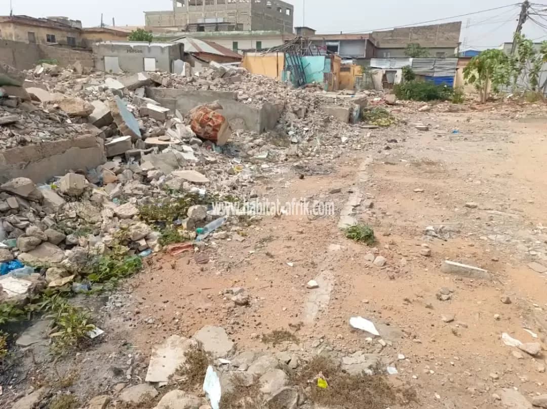 Je vous présente une parcelle à vendre au centre ville et à un emplacement très profitable au grand marché proche de la TDE et la BANQUE ATLANTIQUE lome togo