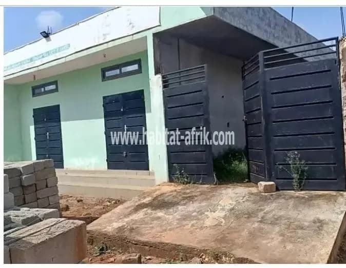 *MAISON INH CBRES SALON SANITAIRES EN CONSTRUCTION ET DEUX GRANDES BOUTIQUES SITUÉ AU BORD DE LA VOIX 40 QUITTANT DONC DU GRAND PORTAIL DU MARCHÉ DU GROS(DANTOKPA)