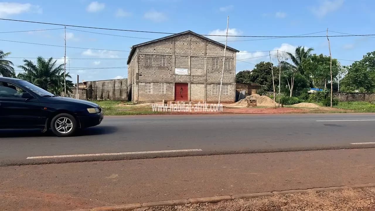 Nous mettons en vente une parcelle d’une contenance de un(01) lot situé a 300 metres du goudron cms noepe lome togo
