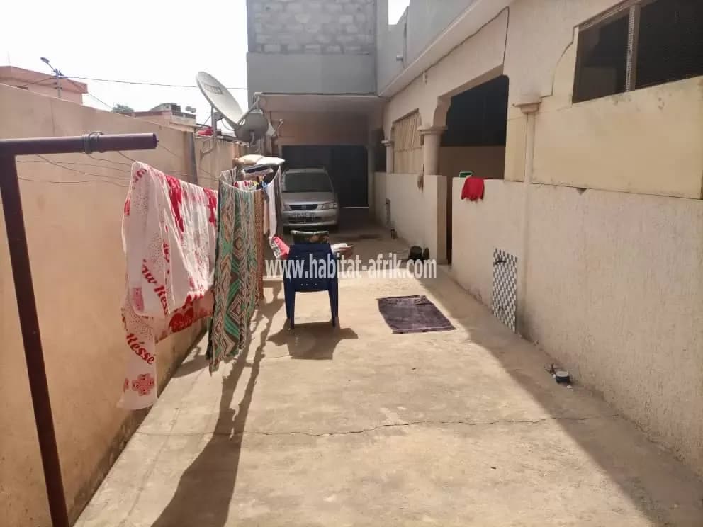 LOCATION Appartement Chambre Salon WC douche cuisine interne avec garage à agoè atchanvé Lomé-Togo