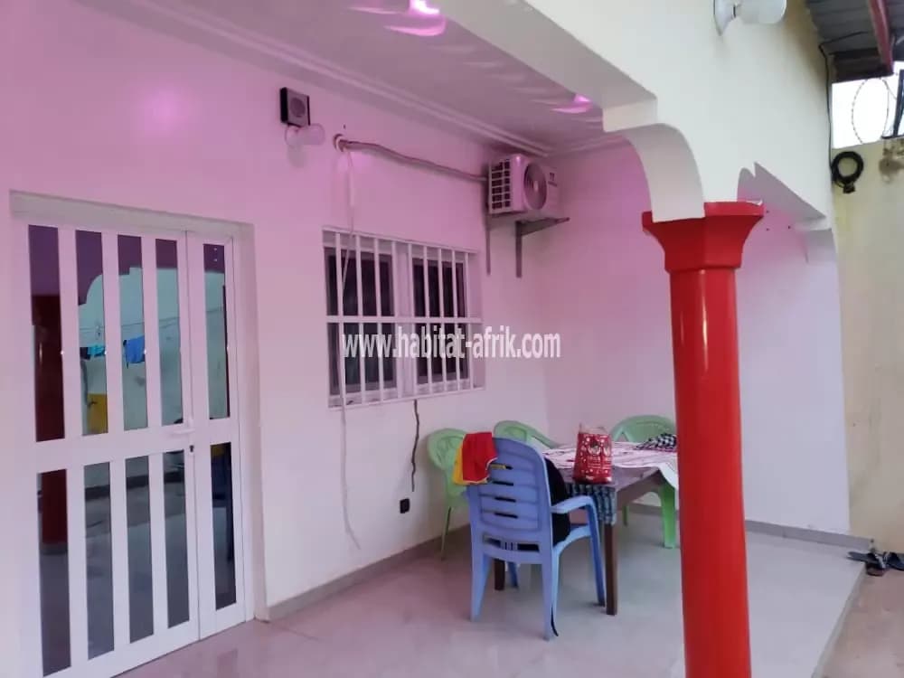 MAISON À VENDRE SUR 1 QUART DE LOT À ZANGUERA KLÉMÉ MACO AVEC TITRE FONCIER PERSONNEL LOMÉ-TOGO