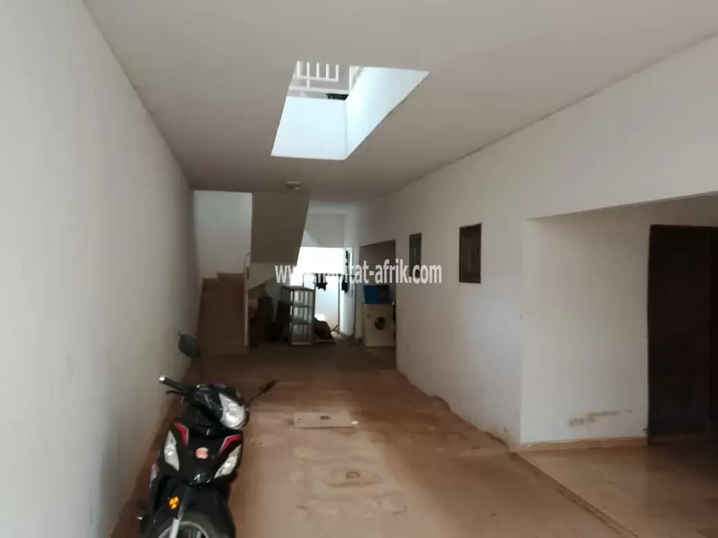 Je mets en location un appartement de chambre salon douche wc cuisine interne a l’étage situé a Kegué lome togo