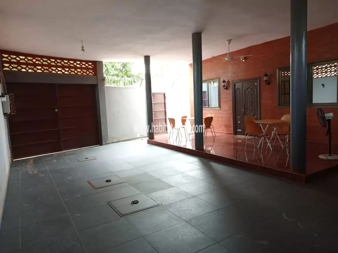 Je mets en location une villa meublée de 3 chambres salon bien équipée à Agoe legbassito la poste lome togo