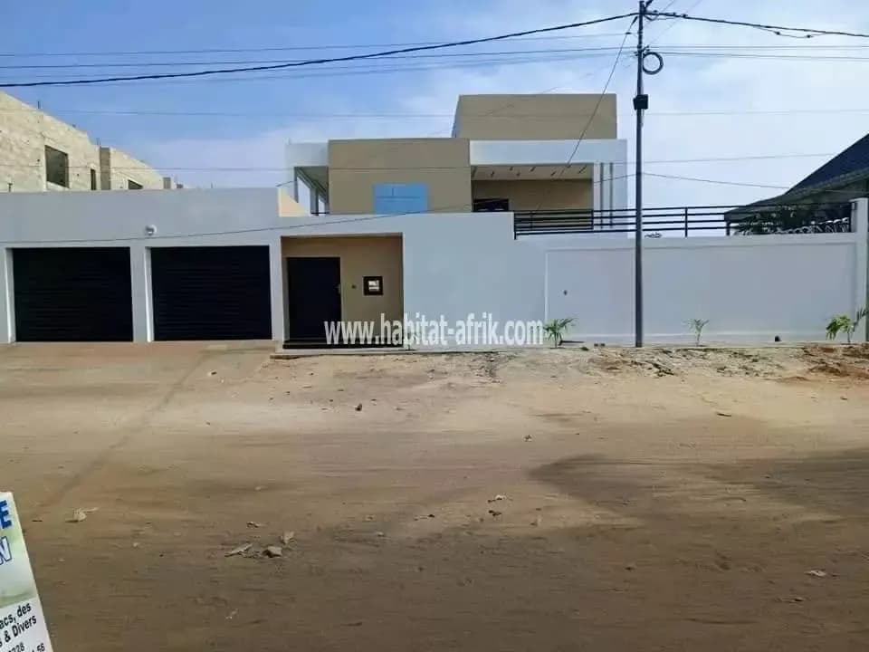 Une villa duplex mise a vendre composé de 3 chambres salon cuisine jardin, piscine espace et a l’etage espace de fête dans le quartier Avepozo lome togo