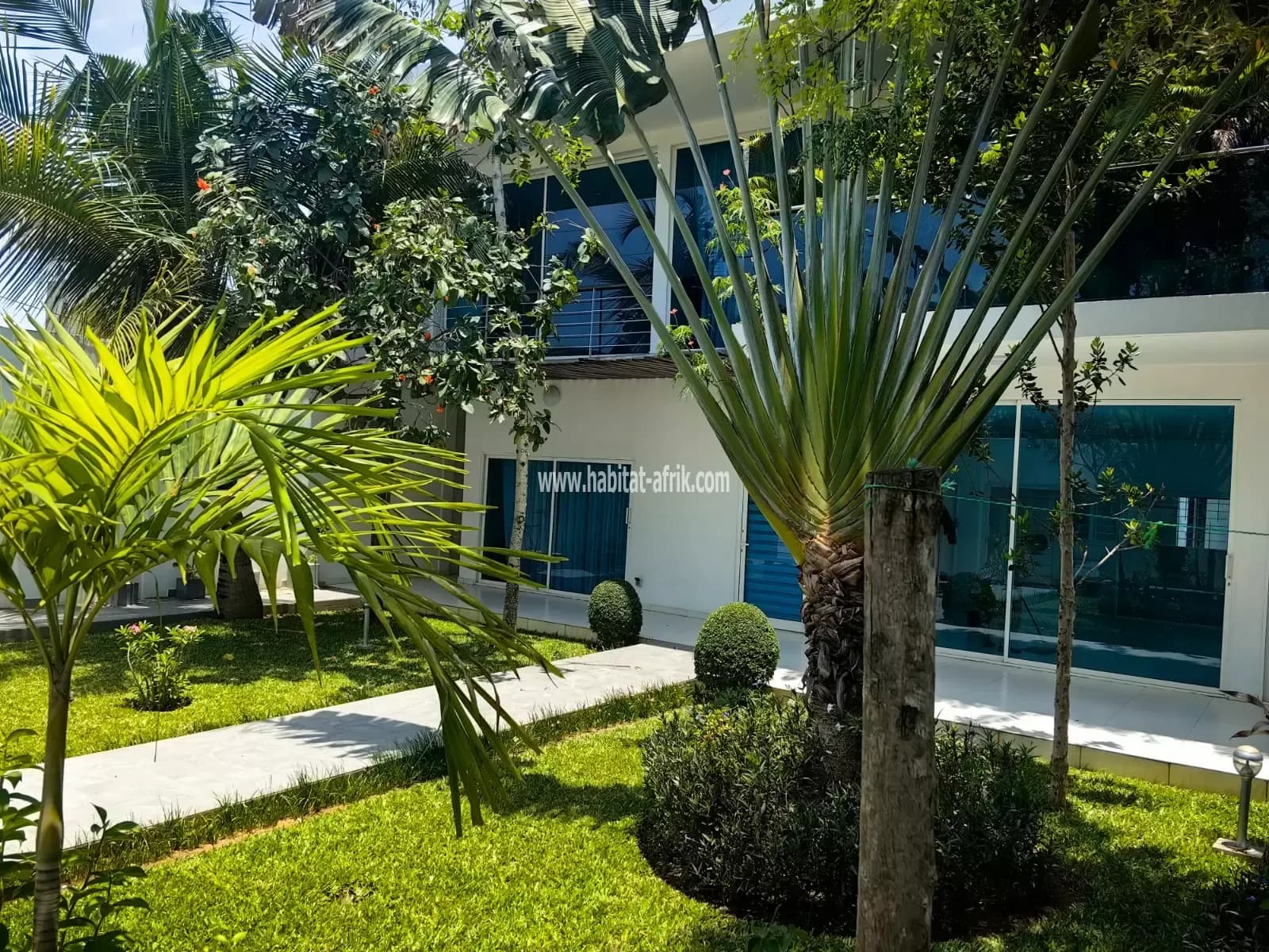 VILLA DUPLEX MODERNE À VENDRE À COTONOU FIDJROSSÈ PLAGE