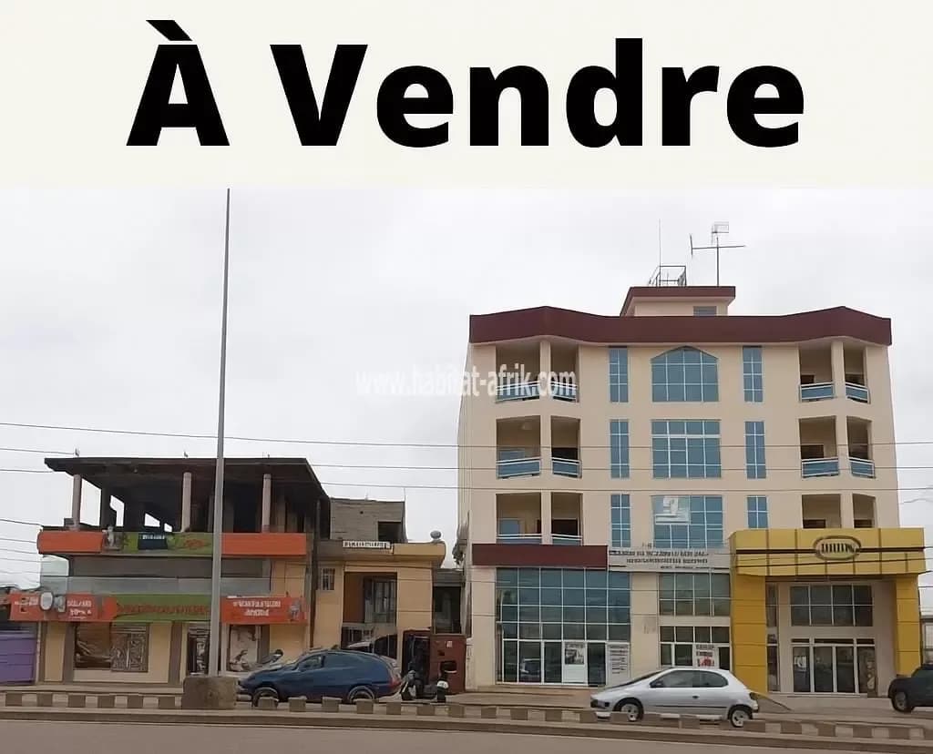 DOMAINE ABRITANT DES IMMEUBLES À VENDRE AU BORD DU GOUDRON FACE MAIRIE DE CALAVI
