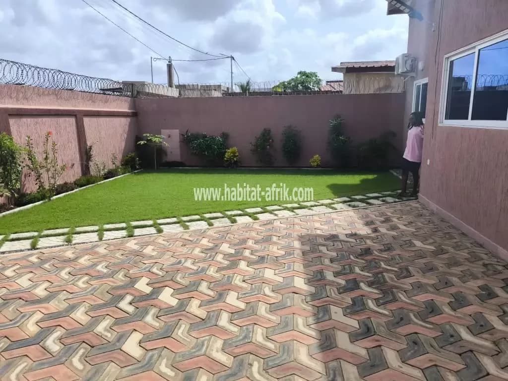 Nous mettons en vente une villa de 3 chambres salon jardin a adidogome dans la cité mokpokpo lome togo